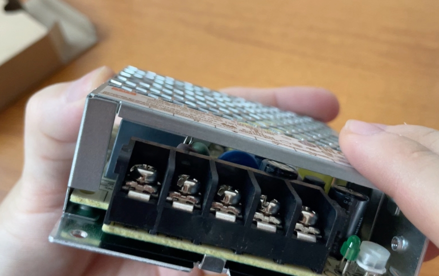 明緯電源賦能自動刮膠機打造智能生產(chǎn)線